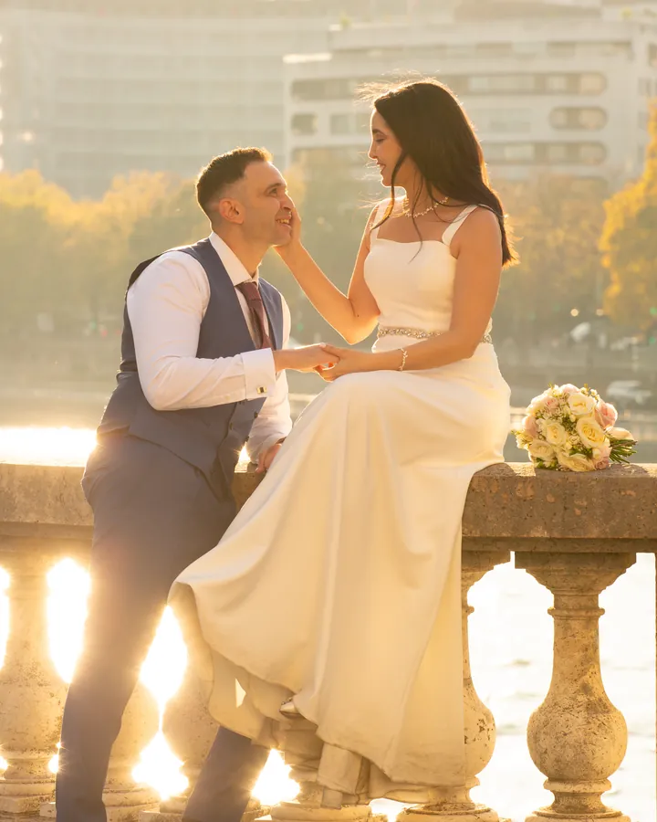Couple qui rit, appuyé à la balustrade d'un pont