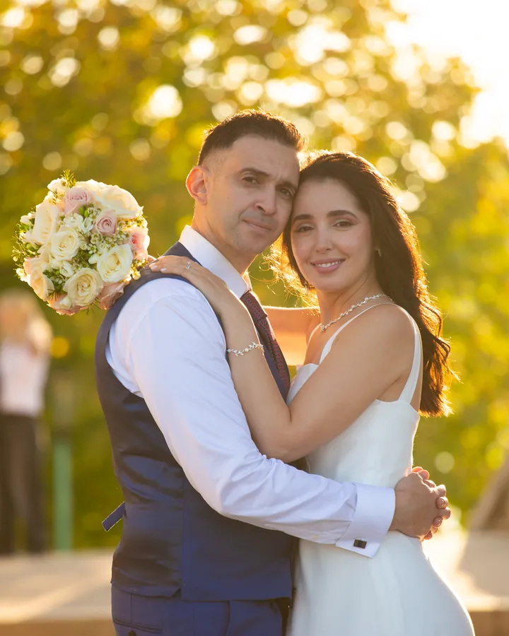 Couple enlacé dans la lumière dorée du soir