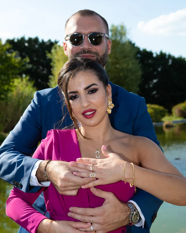 Bague de fiançailles montrée par la future mariée