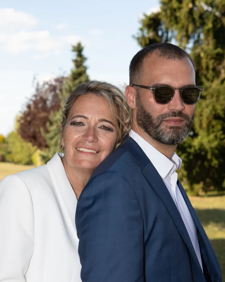 Fiancée souriante avec son futur mari