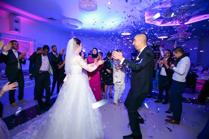 Ouverture du bal sous les confettis, filmée et photographiée