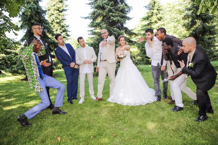 Le marié et ses amis en costume dans un parc